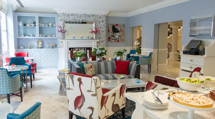 Stylish lounge at The Kensington, perfect for networking events and meetings. - Banner