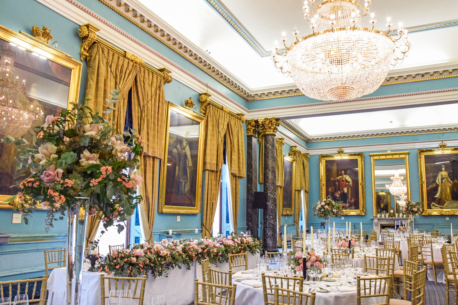 Elegant wedding venue at 116 Pall Mall with opulent chandeliers for refined events.