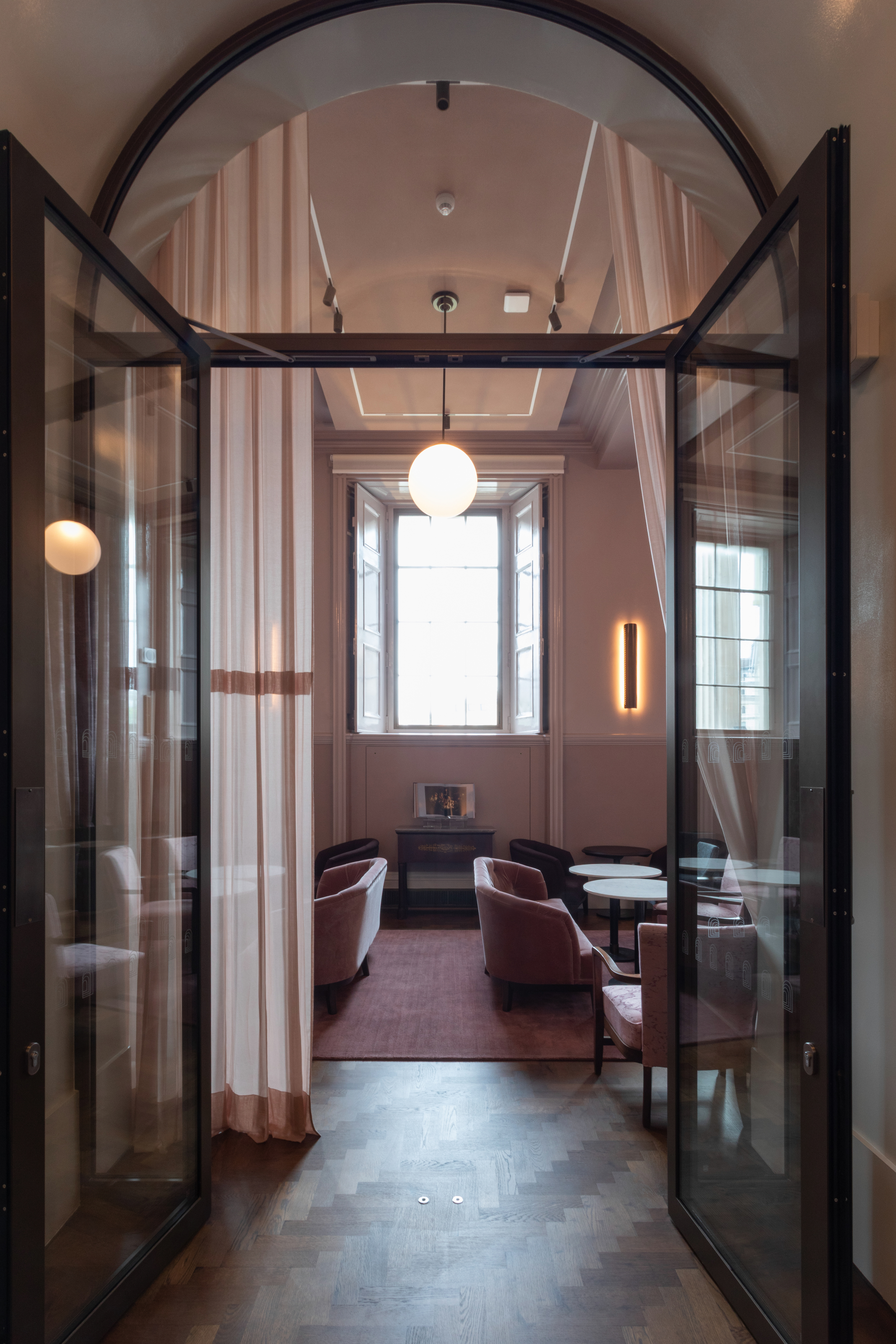 Stylish meeting space with elegant furnishings in The National Gallery, ideal for events.