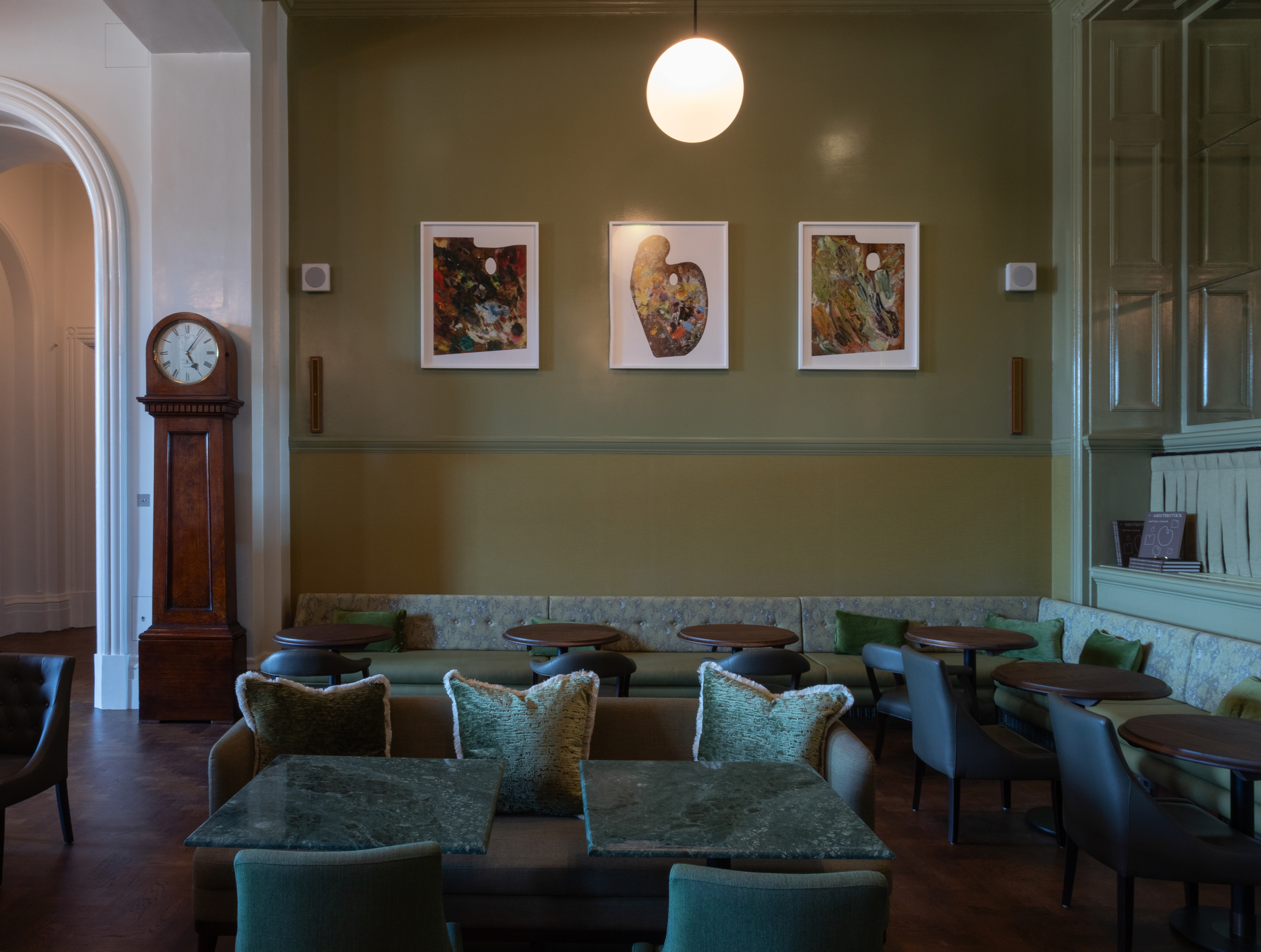 Supporters' House Lounge: elegant seating for intimate gatherings and networking events.