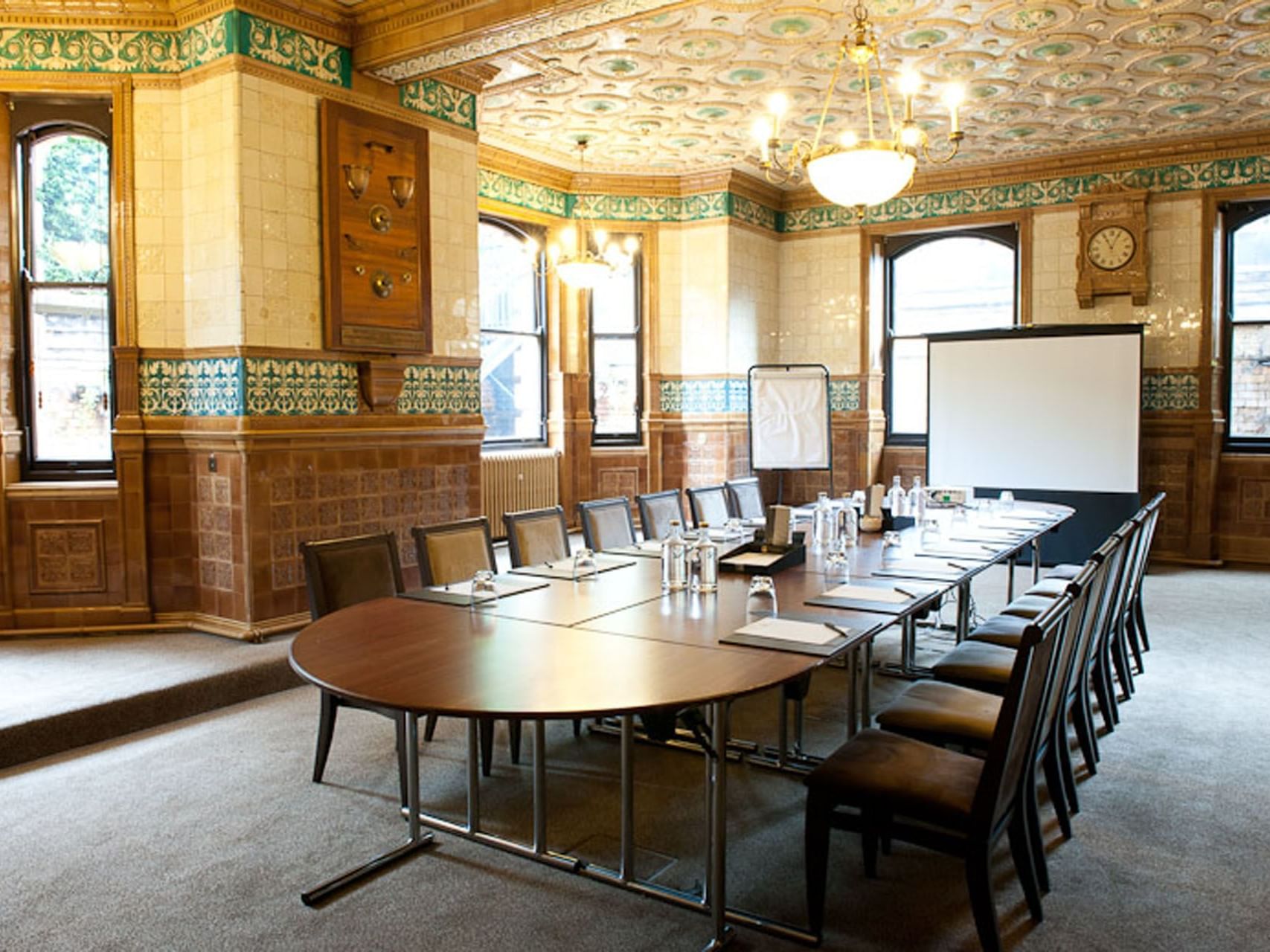 Elegant meeting room with oval table, ideal for corporate events and workshops.