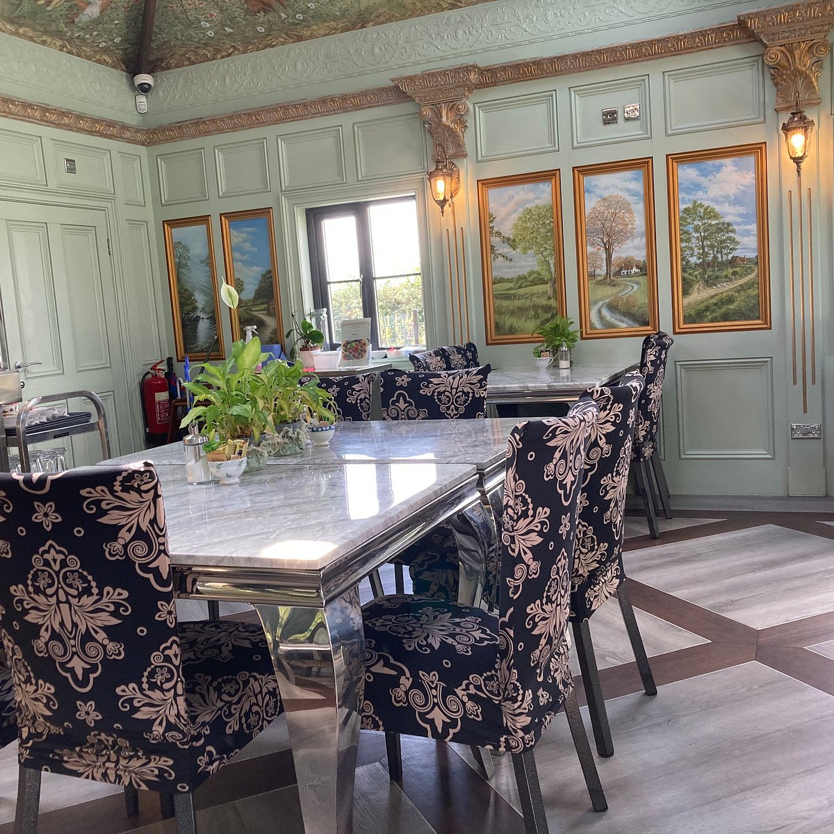 Intimate breakout space with high-gloss table at Whitehall Estate for corporate meetings or events.