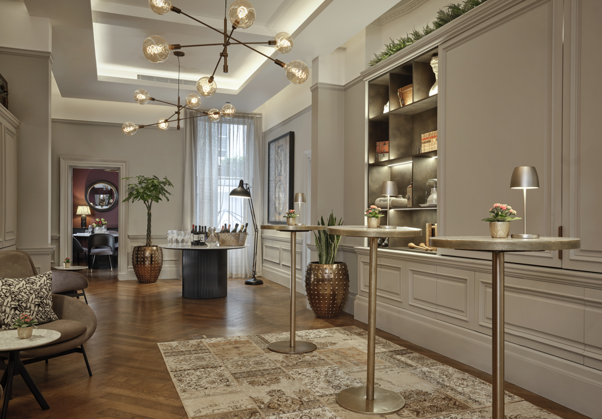 London hotel event space, cocktail hour, networking.