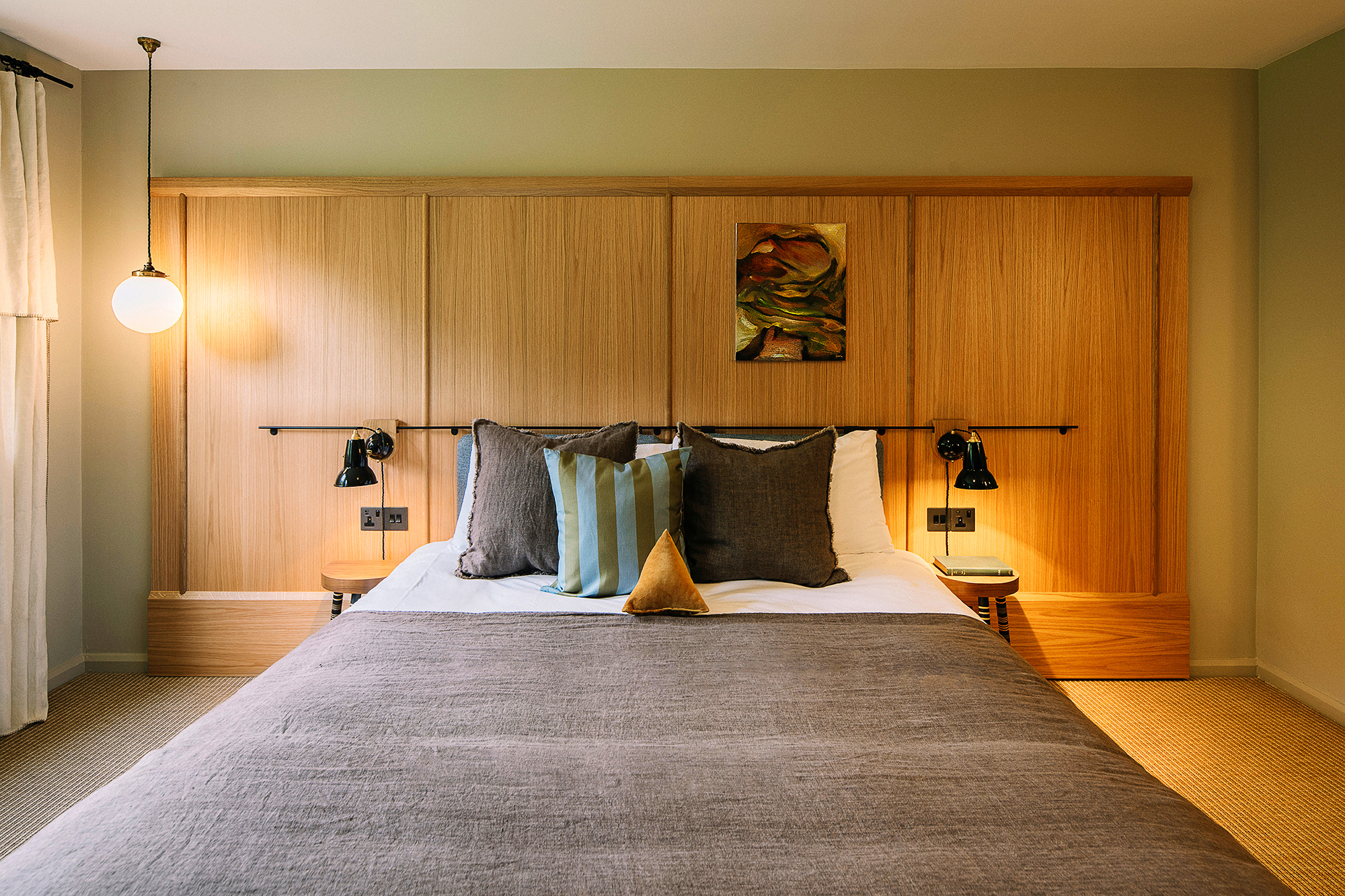 Modern Ashridge House bedroom for corporate retreats and executive hotel room bookings.