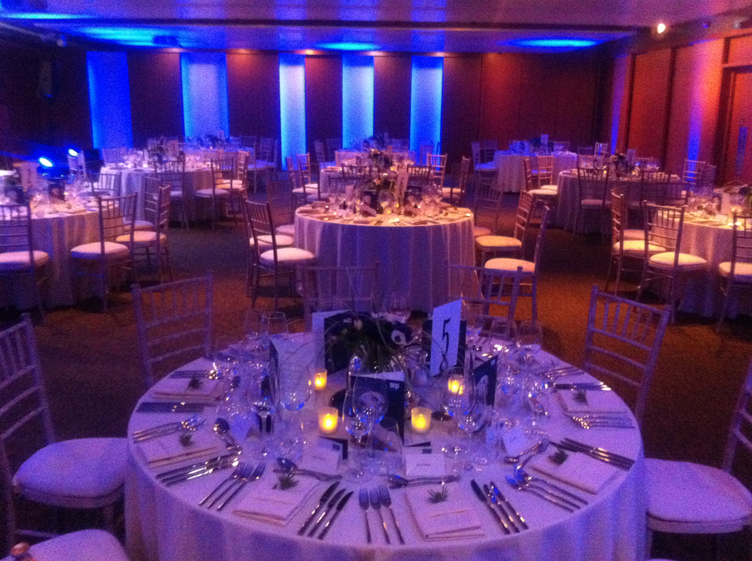 Elegant banquet hall with round tables, ideal for weddings and corporate events.