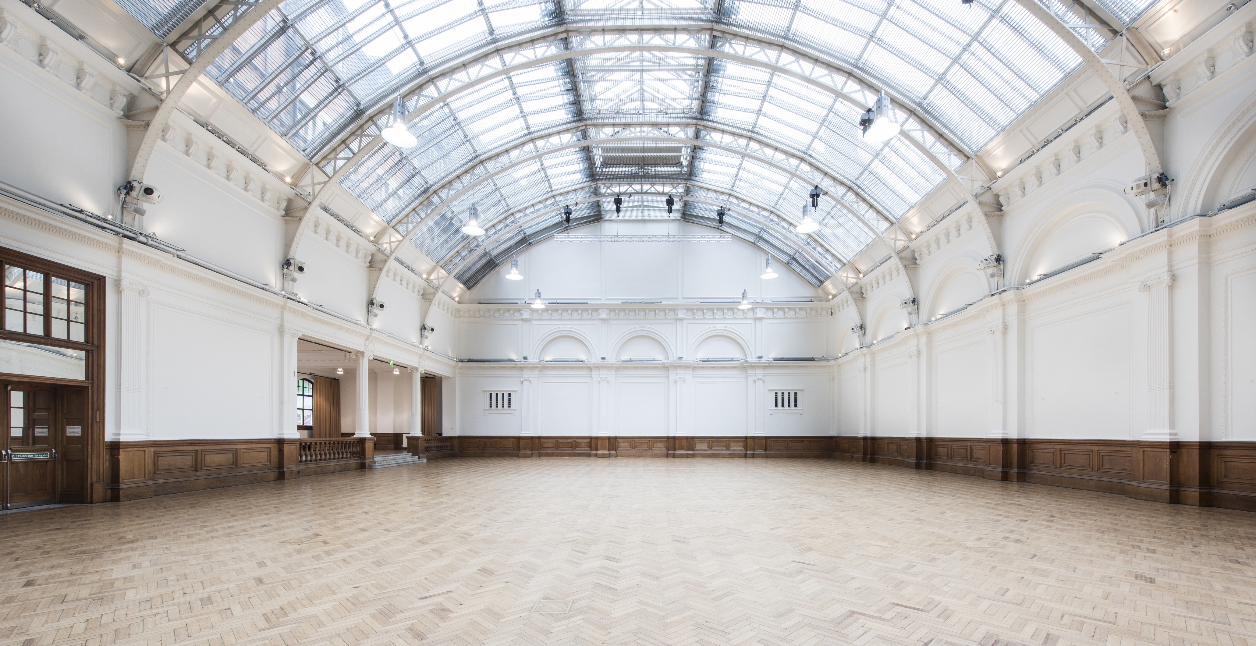 Lindley Hall: spacious event venue with high ceilings, ideal for conferences and exhibitions.