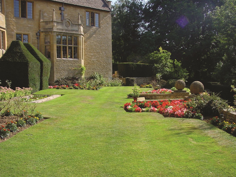 Manicured garden at Foxhill Manor, perfect for outdoor receptions and gatherings.
