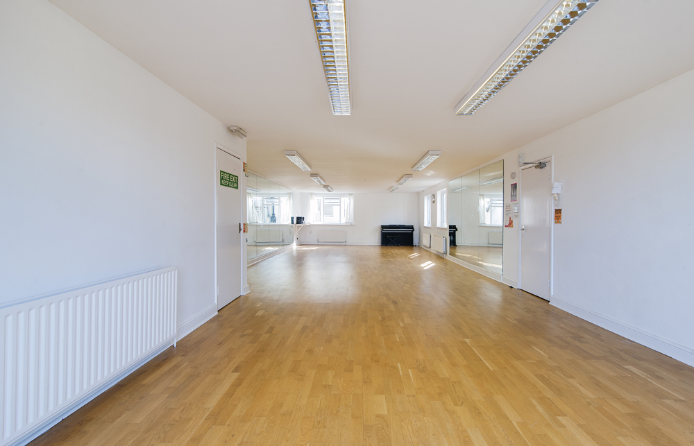 Versatile event space with natural light, ideal for workshops and meetings.
